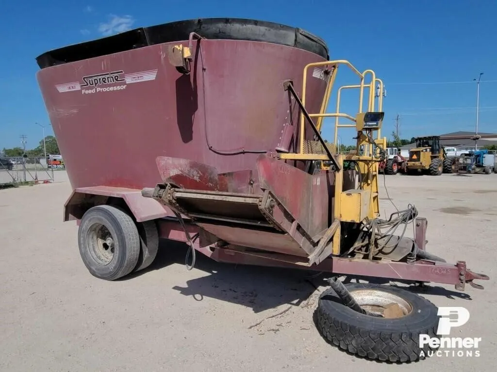 Supreme 900T TMR Feed Mixer / Wagon