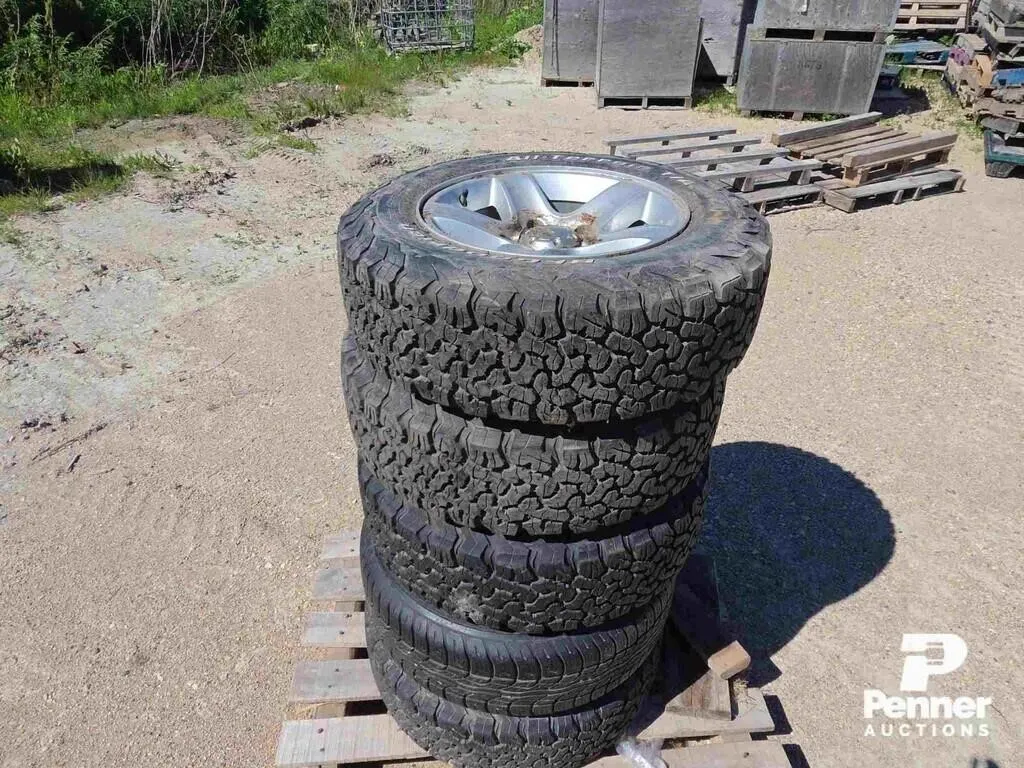 (4)215/70R16 BFGoodrich Tires / Suzuki Vitara Rims