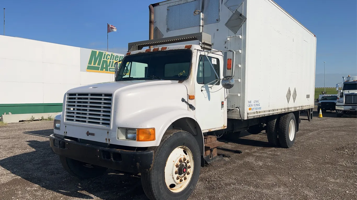 1990 International 4900 S/A Van Body Truck