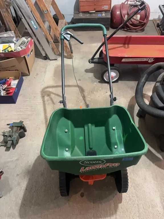 SCOTTS LAWN PRO SEEDER
