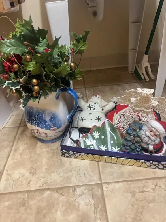 CHRISTMAS ITEMS-CHRISTMAS TRAYS-CHRISTMAS DECOR-MISC