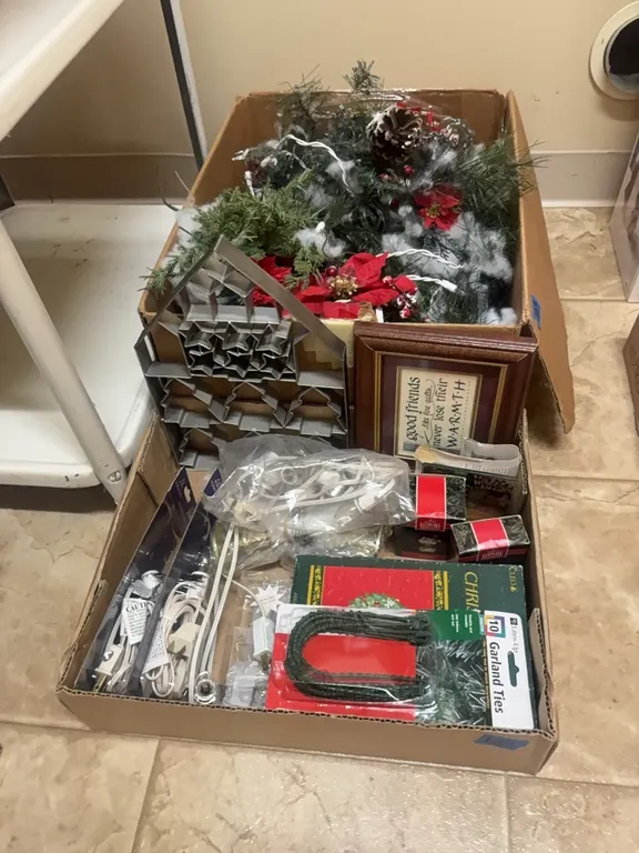 CHRISTMAS ITEMS-GREENS -LIGHTS-ORNAMENTS-FIGURINES