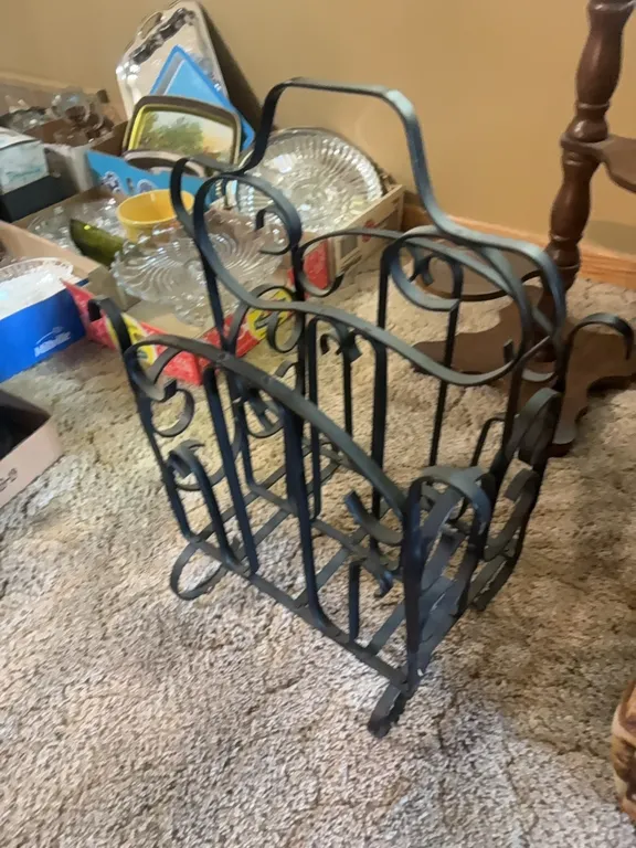 METAL MAGAZINE RACK