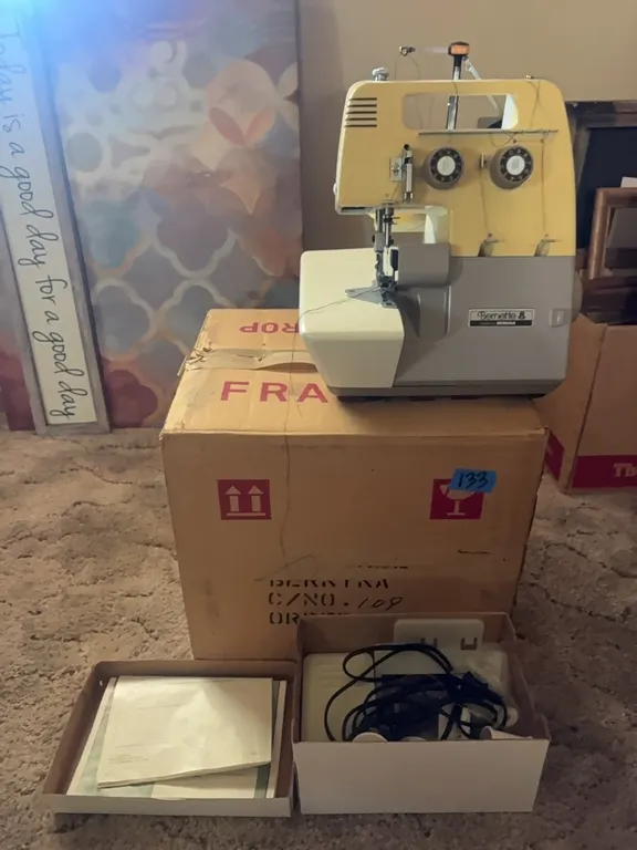 BERNETTE BERNINA SERGER MACHINE-ACCESSORIES