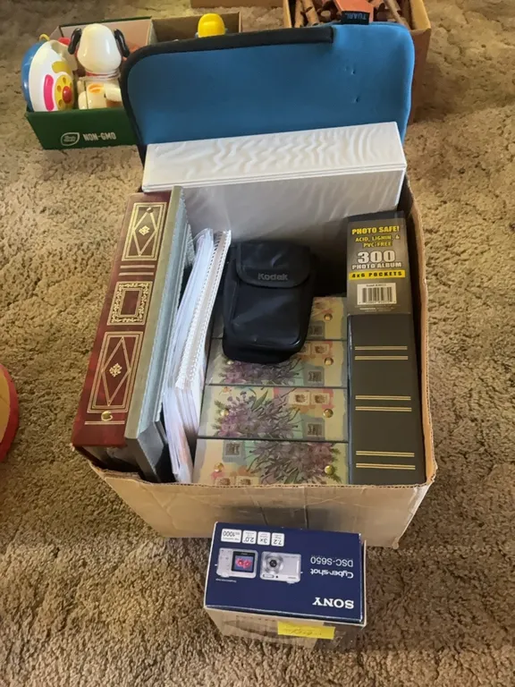 BINDERS-PHOTO ALBUMS-SONY CYBER SHOT CAMERA
