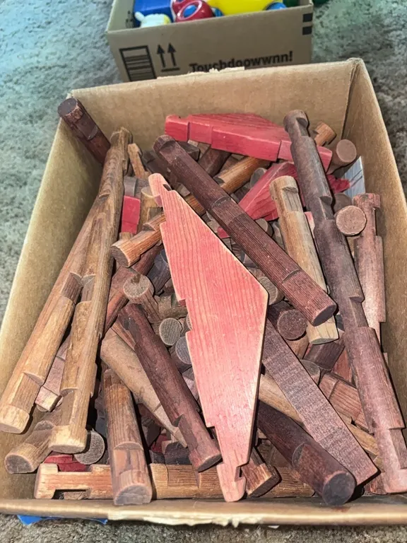 BOX OF LINCOLN LOGS