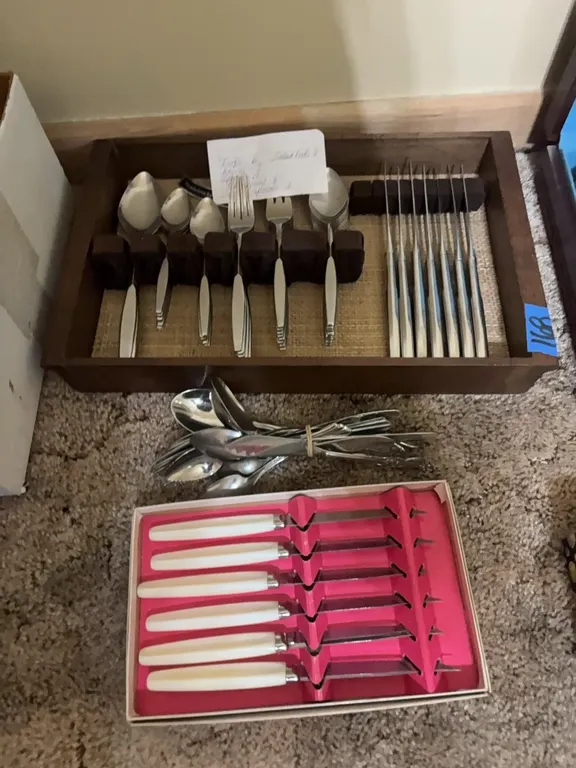 STEAK KNIVES-SILVERWARE