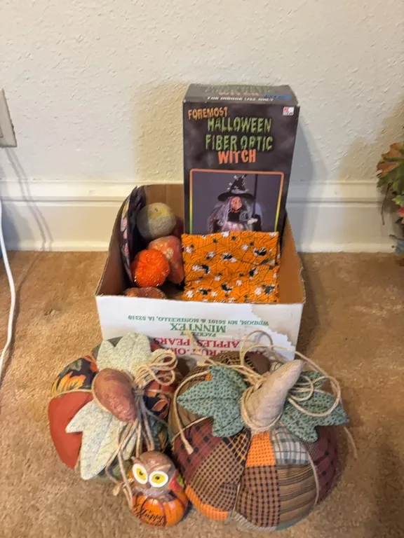 FIBEROPTIC WITCH-2 PUMPKINS-OWL FIGURE