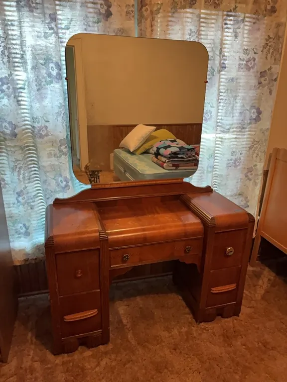 VANITY W/ MIRROR