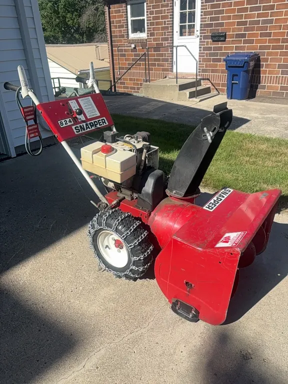 824 SNAPPER SNOW BLOWER