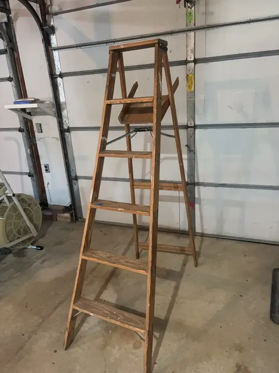 WOODEN STEP LADDER