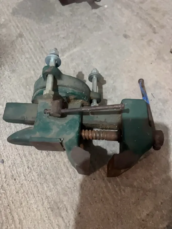 BENCH VISE