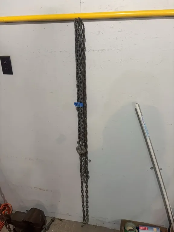 4 LIGHT DUTY LOG CHAINS WITH HOOKS