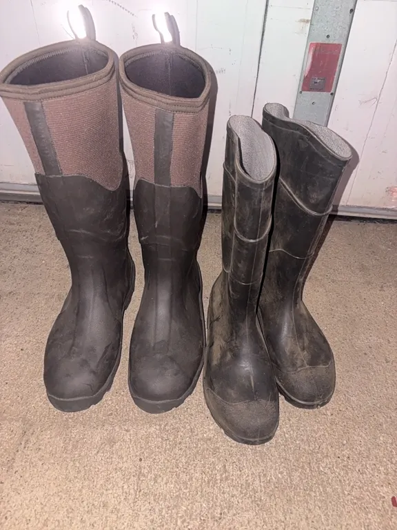 MUCK BOOTS (SZ 9M)-RUBBER BOOTS (SZ8)