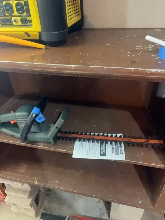 BLACK AND DECKER HEDGE TRIMMER