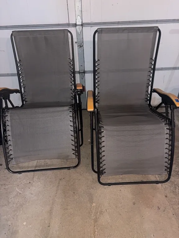 2 LOUNGE LAWN CHAIRS