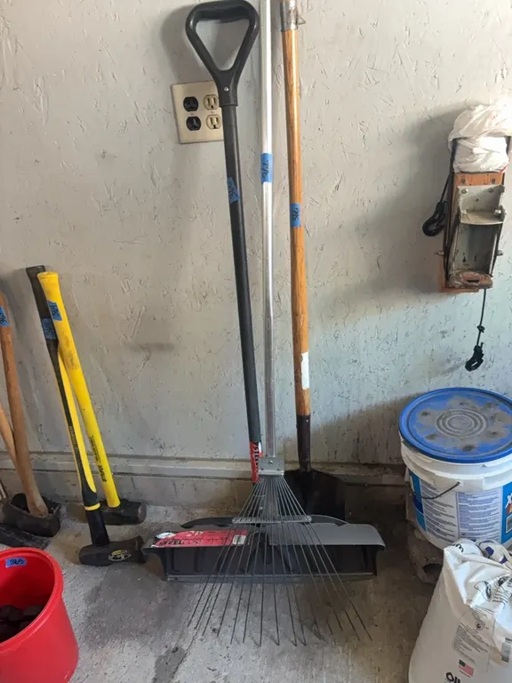 RAKE-SNOW SHOVEL-SAND SHOVEL