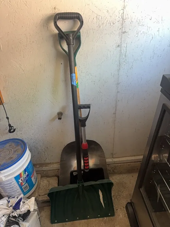 ALLUM SCOOP-SNOW SHOVELS