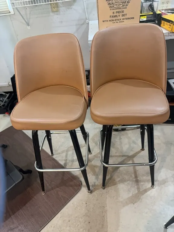 2 BAR STOOLS