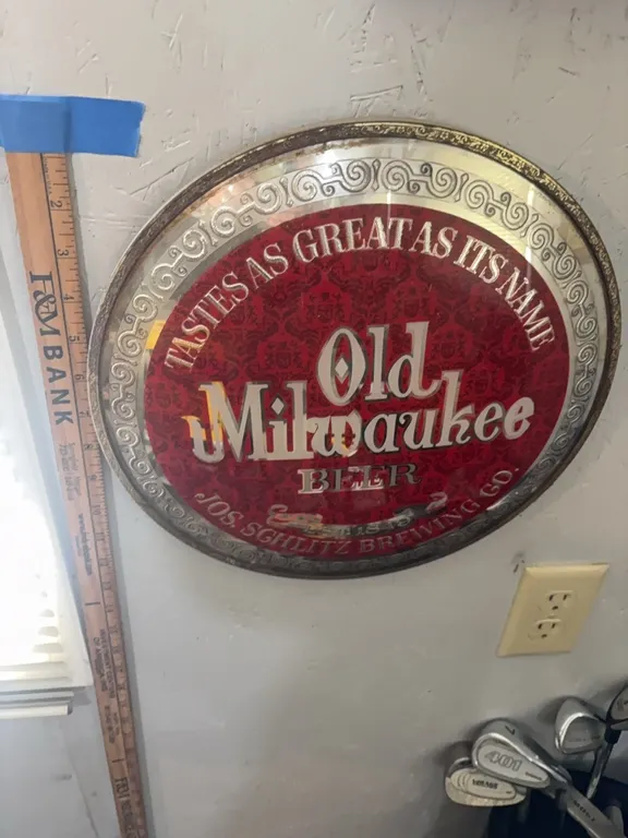 OLD MILWAUKEE ROUND SIGN