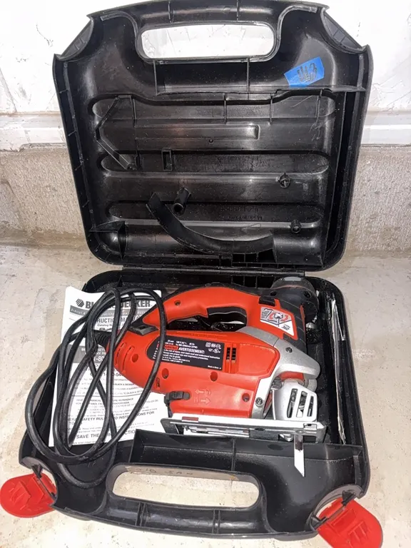 BLACK AND DECKER SCROLLING JIG SAW