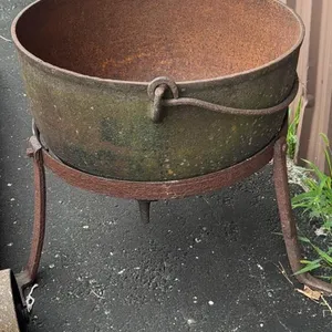 CAST IRON KETTLE WITH STAND