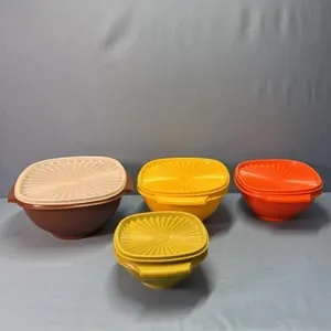 (4) NESTING TUPPERWARE BOWLS WITH LIDS