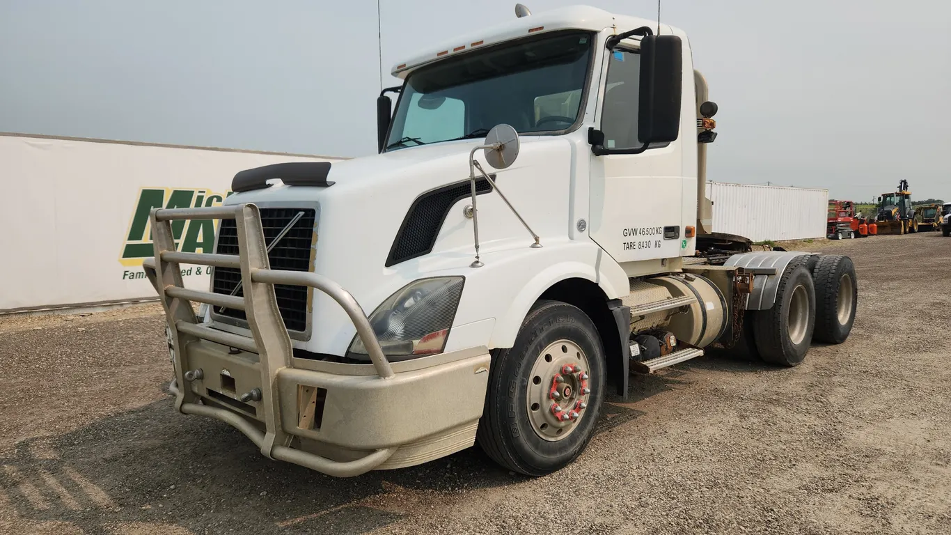 2007 Volvo VNL T/A Day Cab Tractor