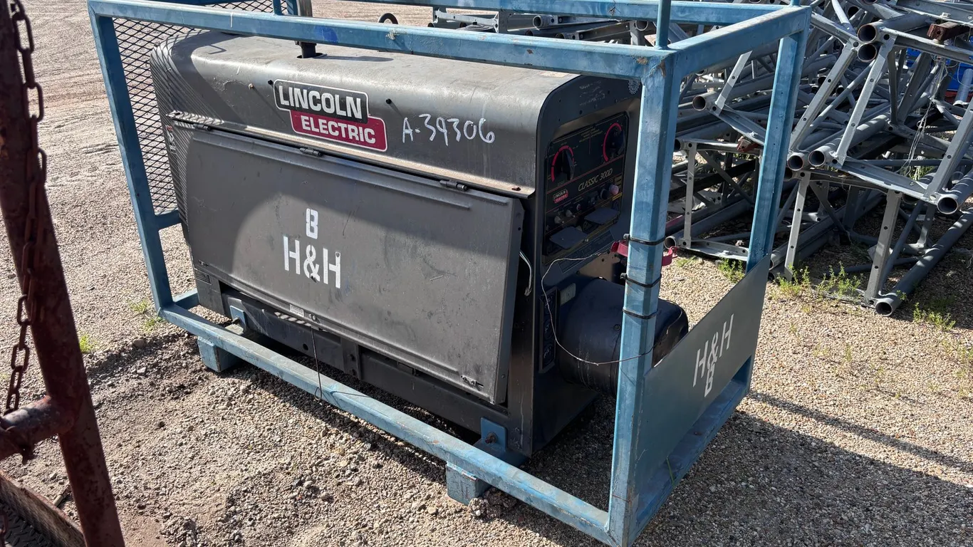 LINCOLN ELECTRIC CLASSIC 300D WELDING MACHINE | FOR PARTS/REPAIRS