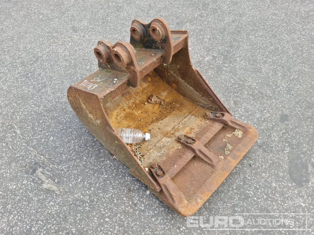 18" Digging Bucket to suit 30mm Pin