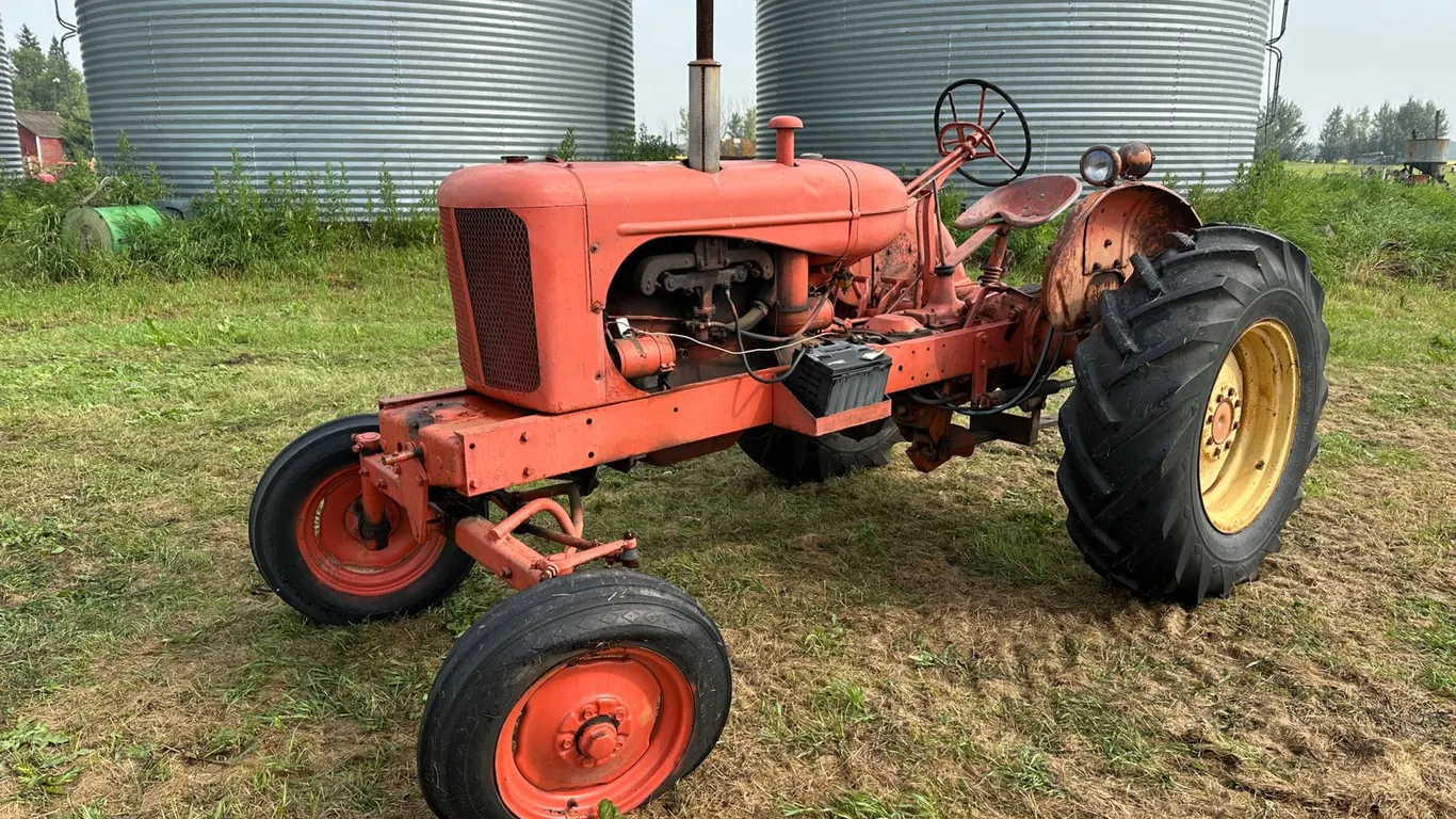 Allis-Chalmers 2WD Tractor
