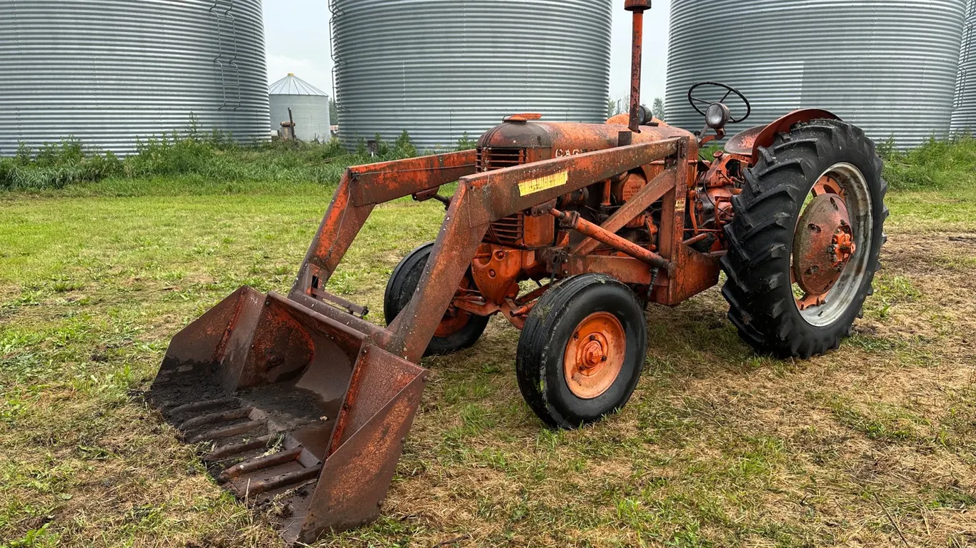 Case DC 2WD Tractor w/ Farmhand F19-A Ldr