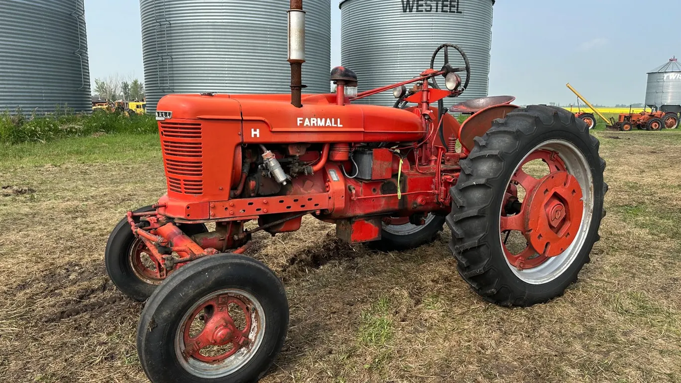 Farmall H 2WD Tractor