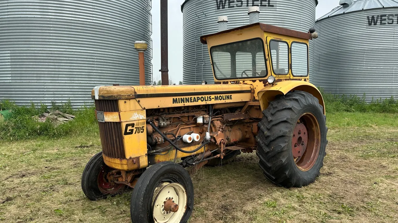 Minneapolis-Moline G705 2WD Tractor