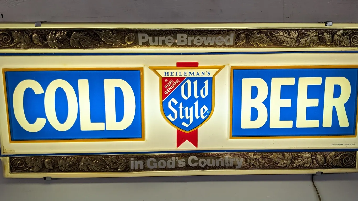 HEILEMANS OLD STYLE BEER LIGHTED SIGN PURE BREWED IN GODS COUNTRY LA CROSSE WISCONSIN