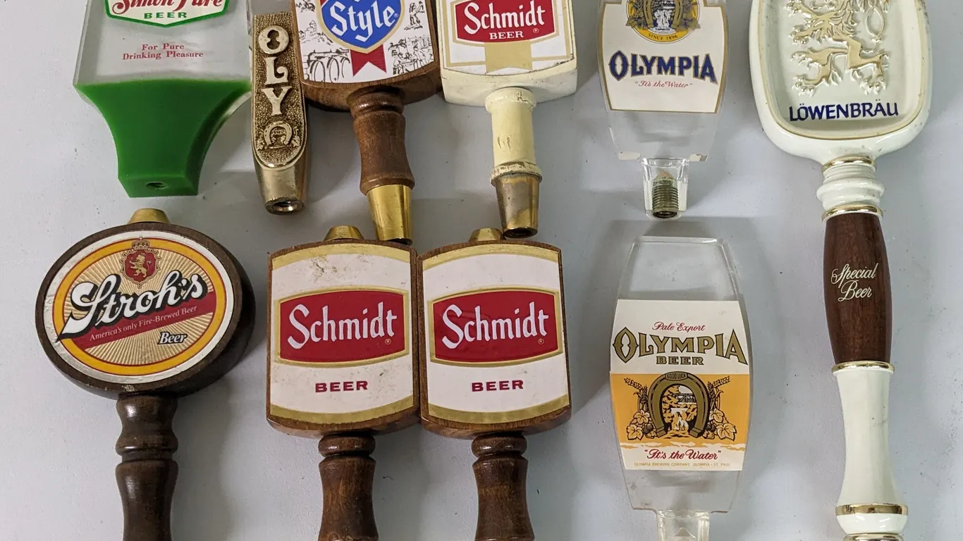 COLLECTION OF 10 BEER TAP HANDLES OLD STYLE LOWENBRAU SIMON PURE SCHMIDT STROH'S OLY OLYMPIA