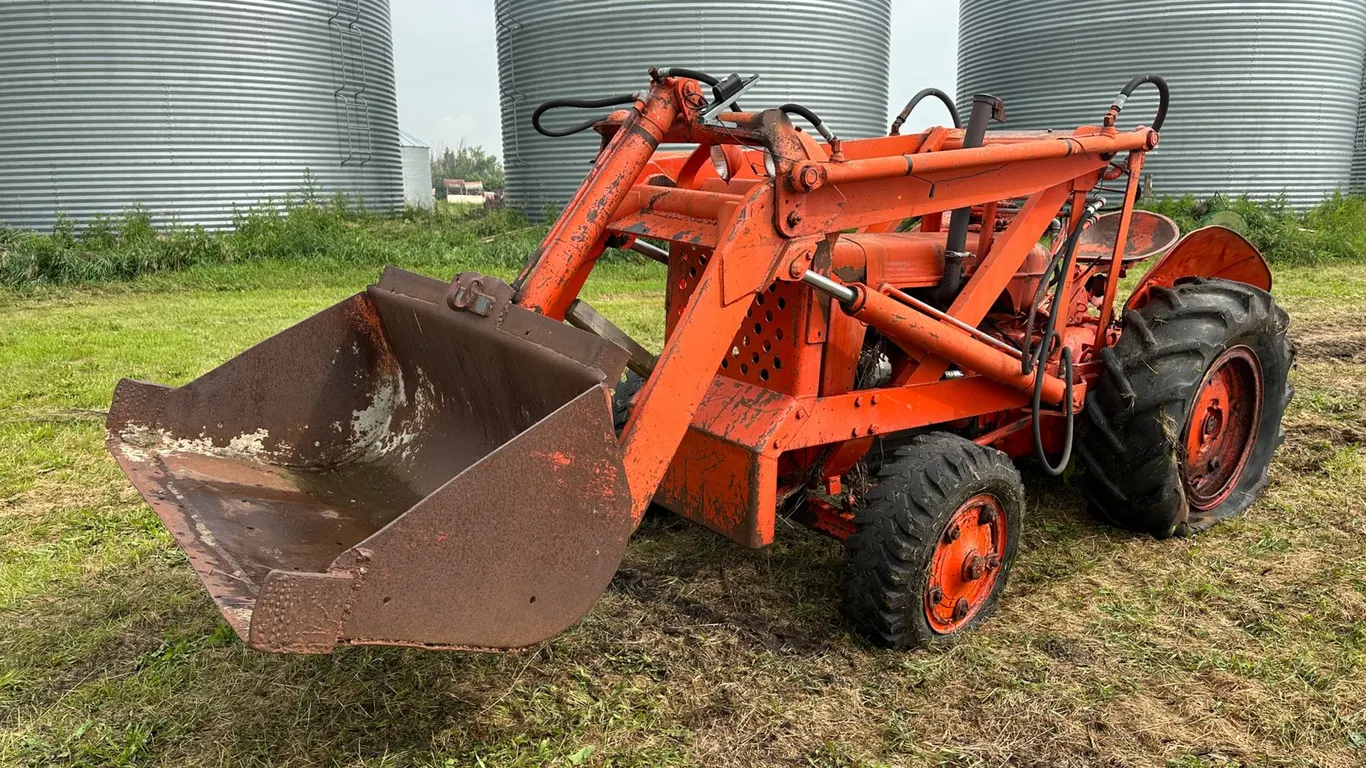 Case SI 2WD Tractor w/ Ldr