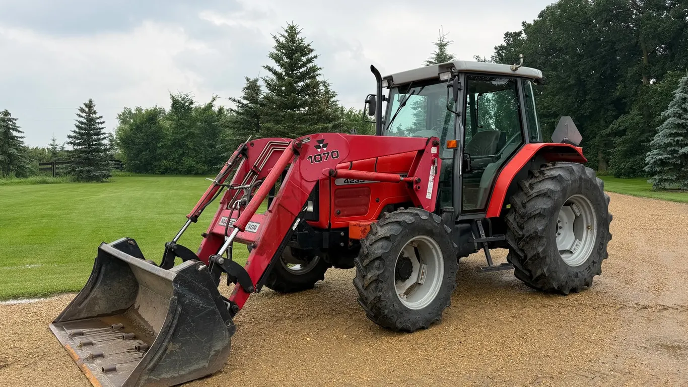 Massey Ferguson 4233 MFWD Tractor w/ FEL