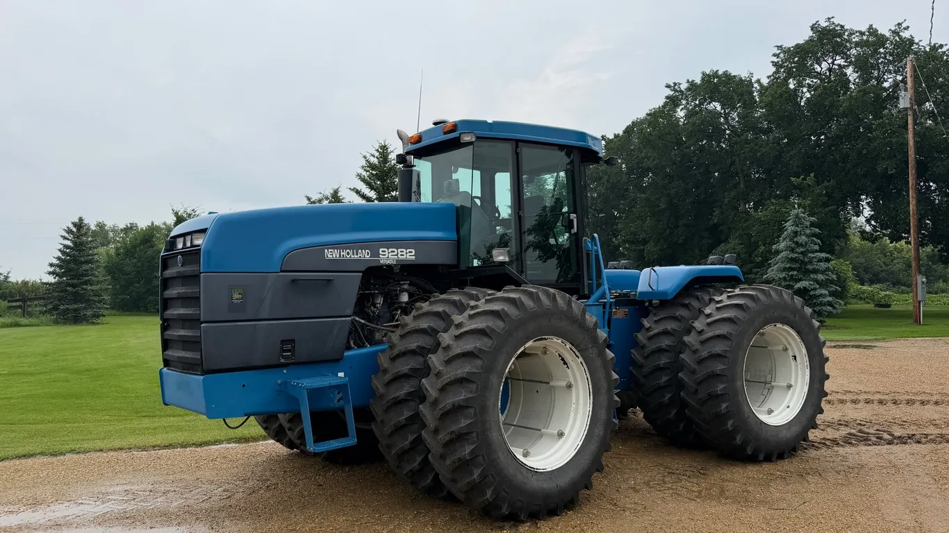 1997 New Holland Versatile 9282 4WD Tractor