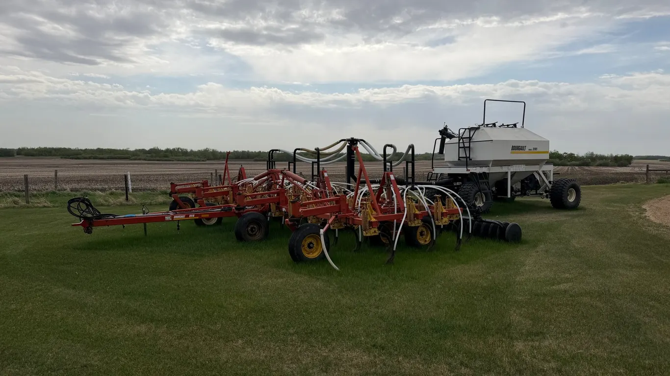 32' Bourgault 8810 Air Seeder w/ 1996 Bourgault 3195 Air Tank