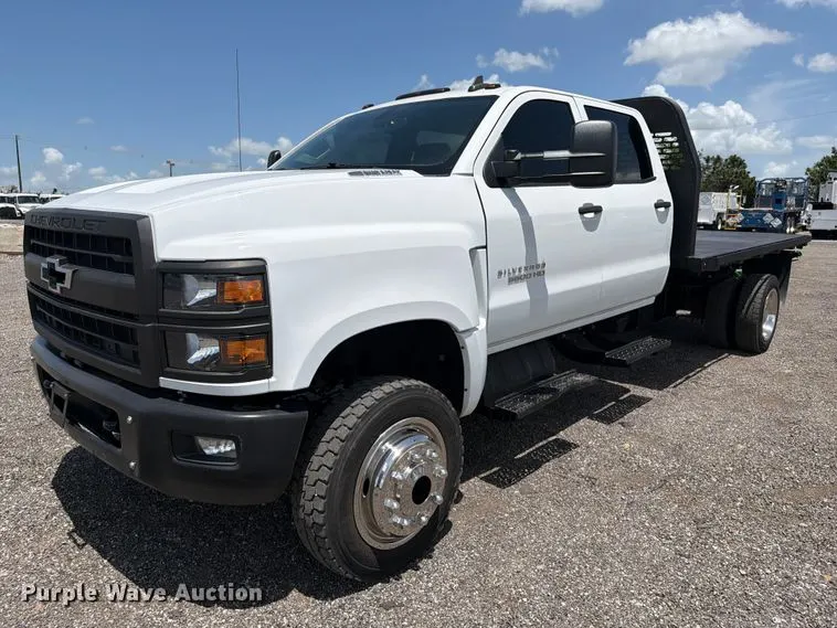 2020 Chevrolet Silverado 5500HD Crew Cab flatbed truck