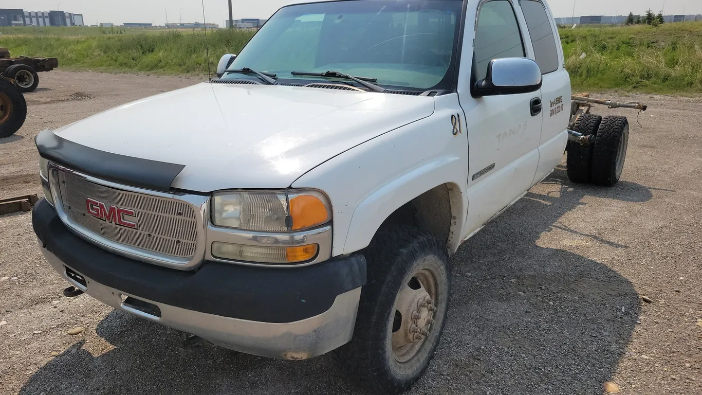 Non-Operable 2001 GMC Sierra 3500 S/A Cab & Chassis