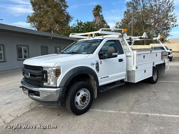 2019 Ford F450 Super Duty flatbed truck