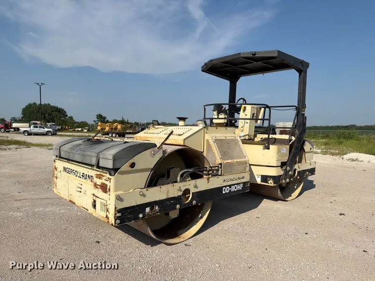 2000 Ingersoll-Rand DD-110HF double drum vibratory roller