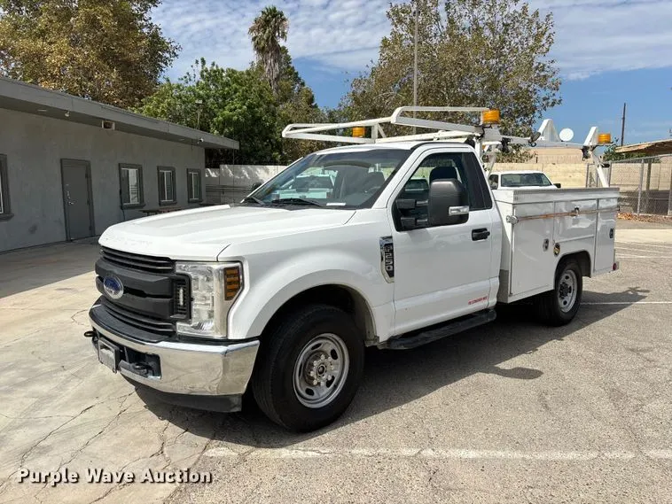 2019 Ford F250 Super Duty utility bed pickup truck