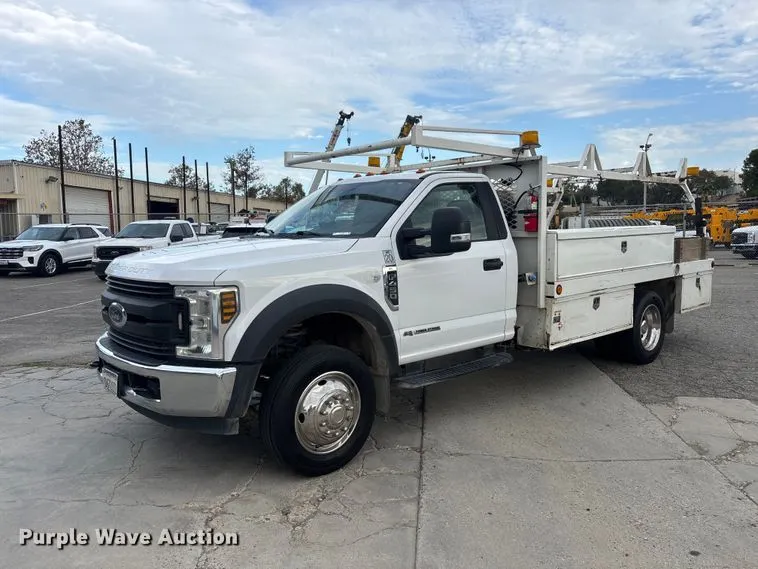 2019 Ford F450 Super Duty flatbed truck