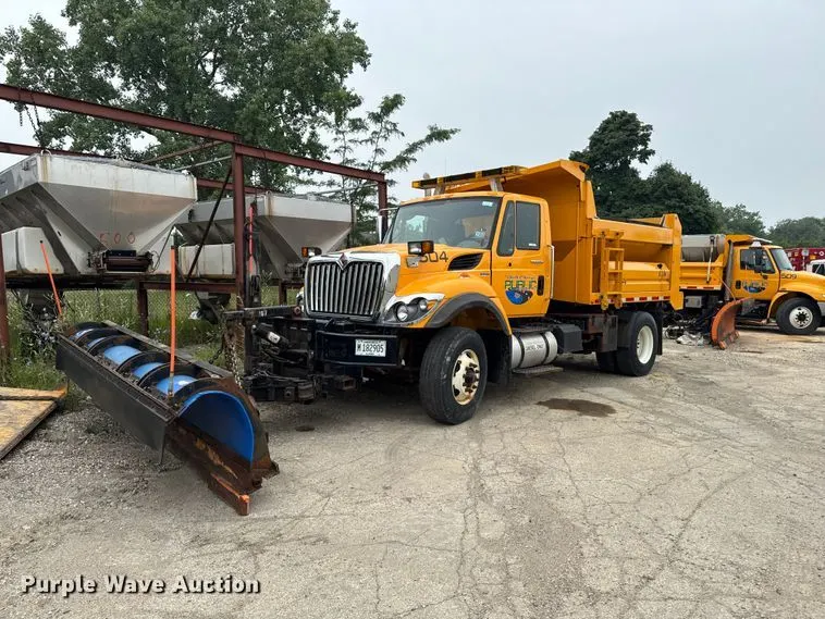 2010 International 7400 dump truck
