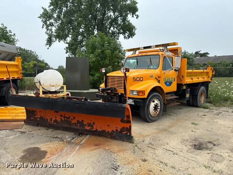2002 International 4900 dump truck