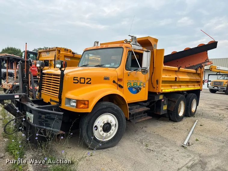 2001 International 4900 dump truck