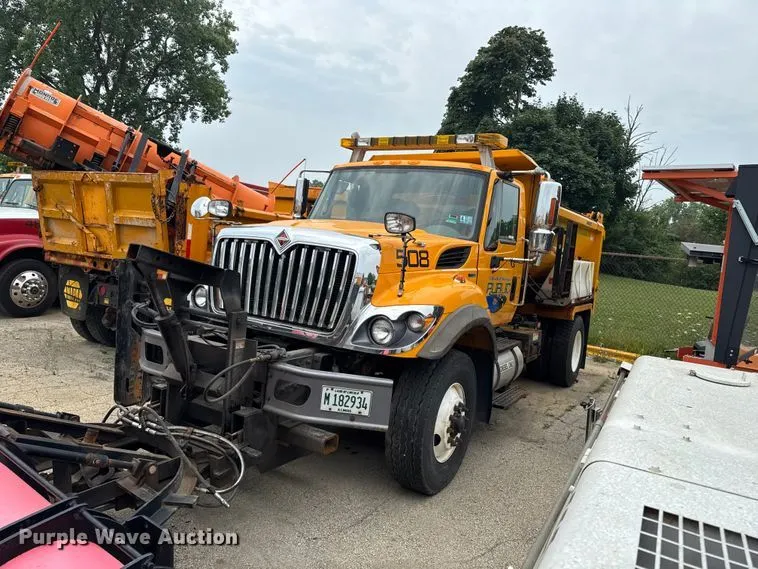 2010 International 7400 dump truck